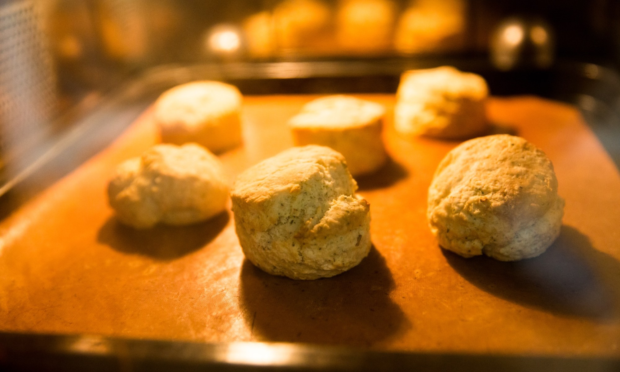 お菓子を焼く様子
