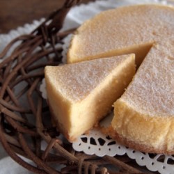 ふんわり軽やかなスフレチーズケーキを一切れカットしました。