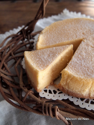 ふんわり軽やかなスフレチーズケーキを一切れカットしました。