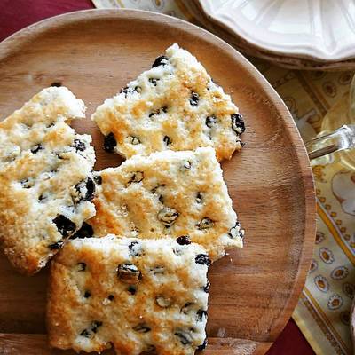 カレンツが沢山入ったビスケットが木皿の上に4枚。