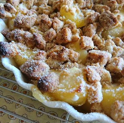 カットりんごの上に沢山のクランブルがのって焼き上がり。