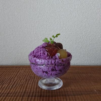 柴黒ぶどうのグラニテがグラスの器に入っています。