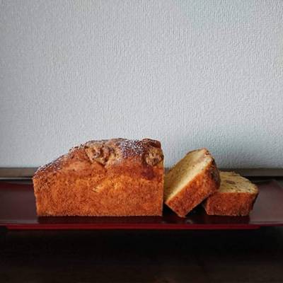 パウンドケーキがカットされ朱皿に並んでいます。