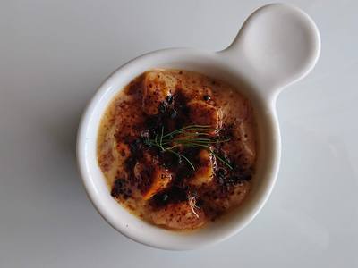 白い白いココット皿に焦げ目のついたスィーツグラタンがあります。