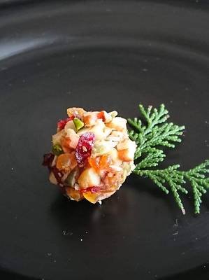 黒い盆に球状のナッツやドライフルーツが散りばめられた菓子が。