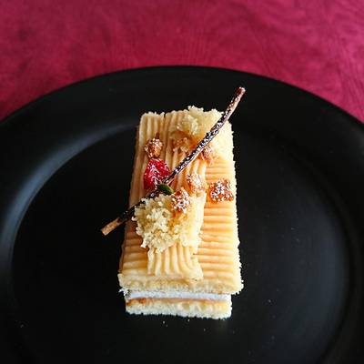 黒いお皿にお芋と林檎の餡が絞られたクリスマス仕様のケーキが。