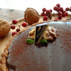 艶のあるショコラの上に胡桃の実が２つ。