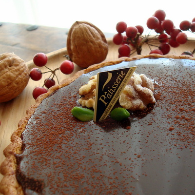 艶のあるチョコレートクリームの上に胡桃がのったタルト。