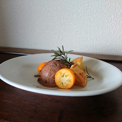 白皿にチョコアイスと金柑、パン、ローズマリーが盛り付けられています。