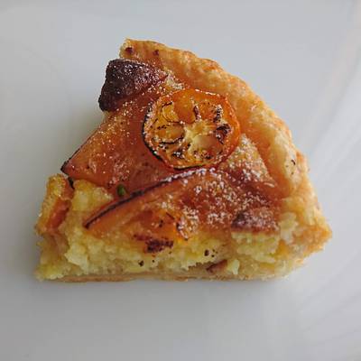 焼き目の付いたオレンジピールパイが1カットお皿の上に!