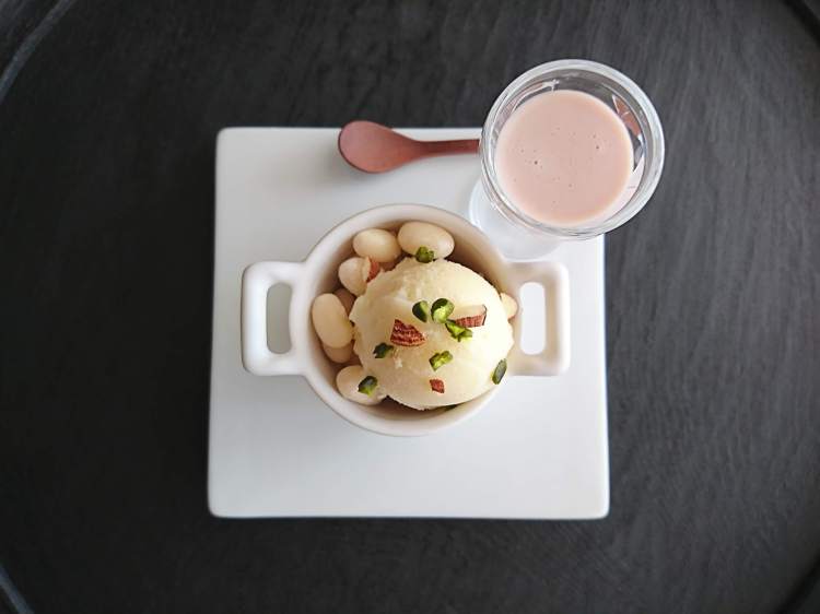 白い容器に豆乳ソルベとお豆＆ナッツ。グラスにピンクのソースが並んでいます。