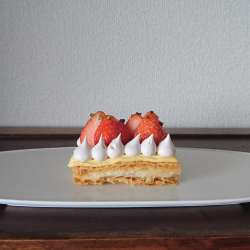 白のお皿に苺とクリームがのったパイ菓子