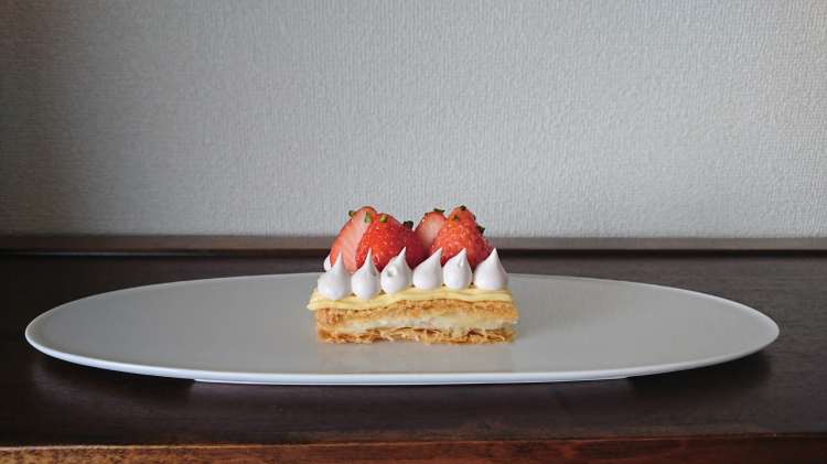 白のお皿に苺とクリームがのったパイ菓子