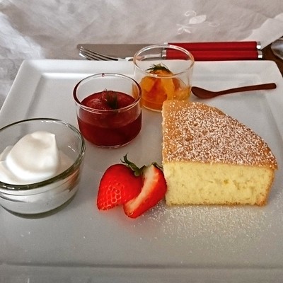 白いお皿にスポンジ・クリーム・ジャム・フレッシュ苺が並んでいます。