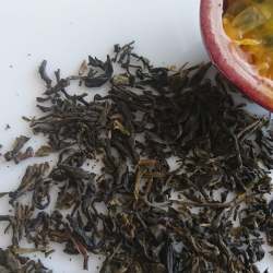 白皿の上二ジャスミン茶葉とカットされたパッションフルーツ