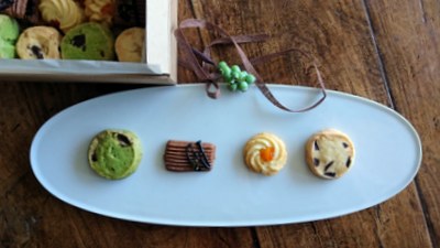 白いオーバル更に4種のクッキーが並んでいます。