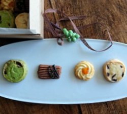 白いオーバル更に4種のクッキーが並んでいます。