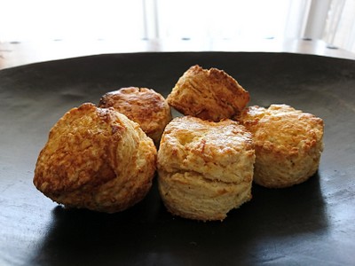 黒いお皿の上に焼き目のついたスコーンが並んでいる