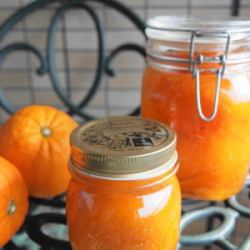 瓶詰めされた手作りオレンジピールがネーブルと一緒に並んでいます