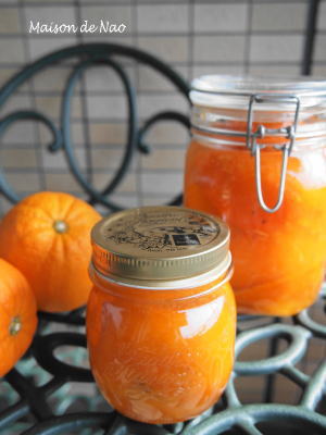 瓶詰めされた手作りオレンジピールがネーブルと一緒に並んでいます