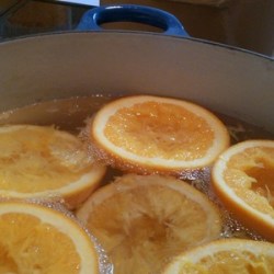 半割のオレンジが大鍋に水と一緒に入っています