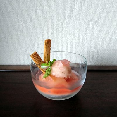 ガラスの器に桃のムースやソルベやクッキーなどが盛り付けられている