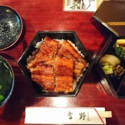 六角重に入った鰻重や肝吸、鰻巻きがテーブルに並んでいる