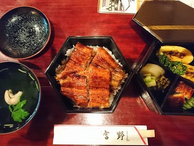 六角重に入った鰻重や肝吸、鰻巻きがテーブルに並んでいる