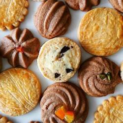 チョコ味やプレーン味、ピールの乗った色んなクッキーが並んでいます