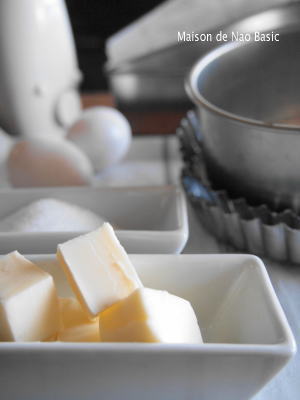 カットされたバターや砂糖、卵と製菓道具が並んでいます