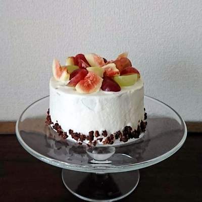 ケーキスタンドに無花果と葡萄が飾られたデコレーションケーキが1台