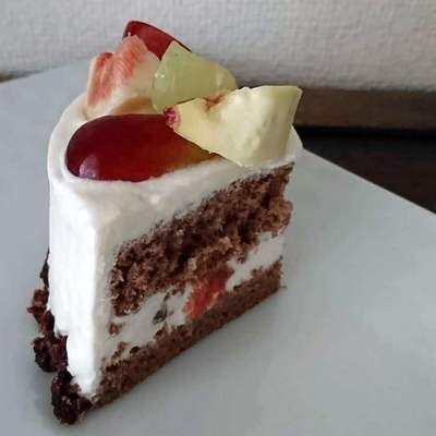 白皿にカットされたデコレーションケーキが盛り付けられています