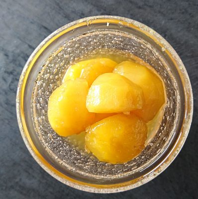 ガラスの器に栗の甘露煮が盛り付けられている