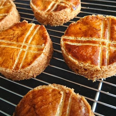 ラックの上に焼き上がったガレットブルトンヌが並んでいます