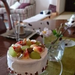 テーブルセッティングされたテーブルにデコレーションケーキが並んでいます