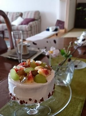 テーブルセッティングされたテーブルにデコレーションケーキが並んでいます