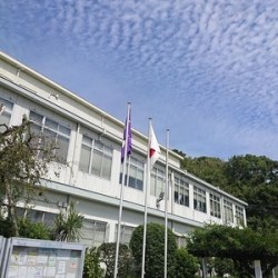 大学校舎と青い空