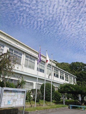 大学校舎と青い空