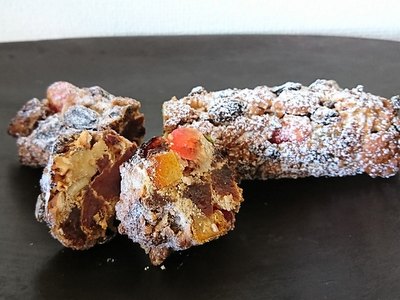 黒トレイに棒状に焼き上がったパンオフリュイが盛り付けられています。