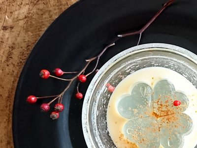 黒盆の上によつ葉のようになったゼリーがガラスの器に盛られています