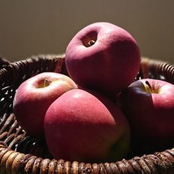 籠の中に紅玉が盛られている