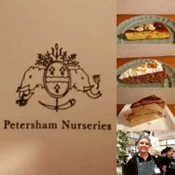 英国菓子とペティシェさんが並んでいます