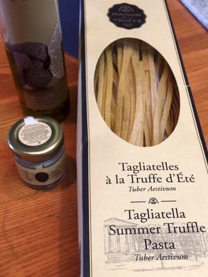 フランス語のパッケージに入ったパスタと塩