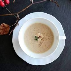 白い器に盛り付けられた栗と茸のスープ