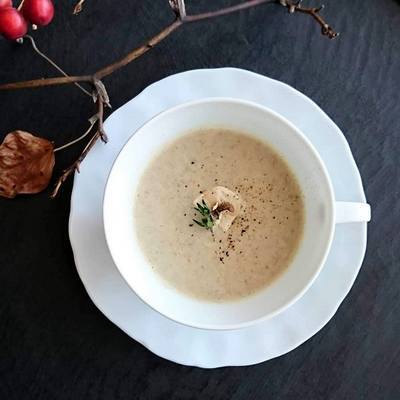 白い器に盛り付けられた栗と茸のスープ