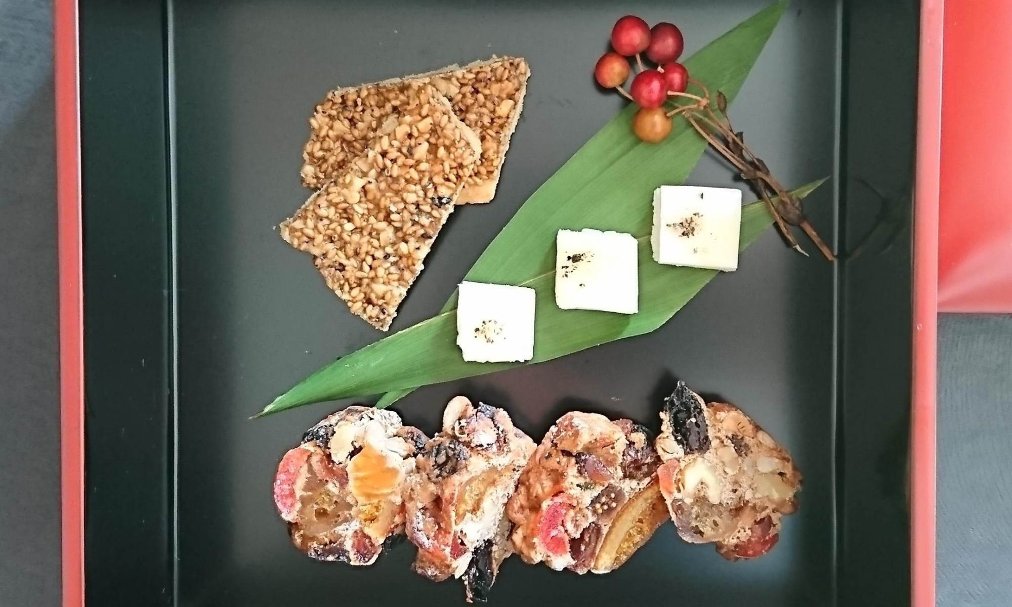 お重箱の中に3種類の焼き菓子が並んでいます