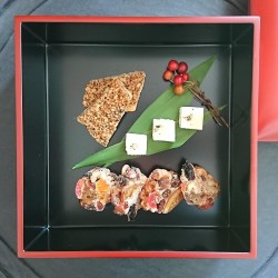 お重箱の中に3種類の焼き菓子が並んでいます
