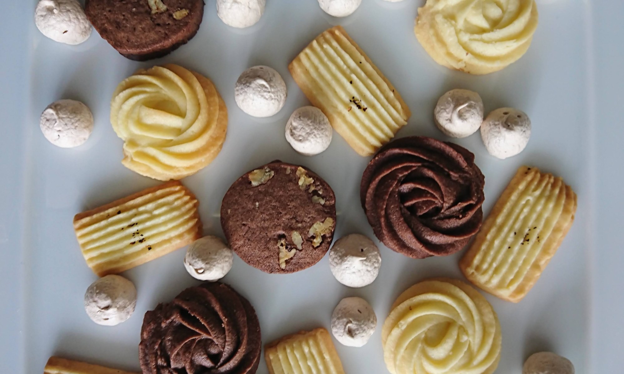 白皿にショコラ・バニラ・苺・チーズ味のクッキーが並んでいます