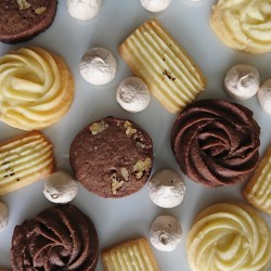 白皿にショコラ・バニラ・苺・チーズ味のクッキーが並んでいます