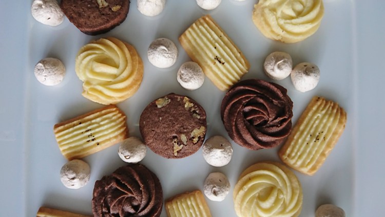 白皿にショコラ・バニラ・苺・チーズ味のクッキーが並んでいます